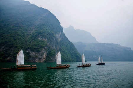 湖北巴东长江巫峡口链溪帆船图片