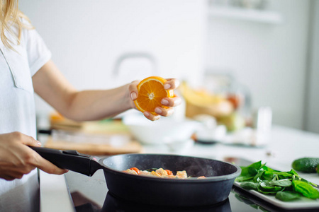 家庭主妇做饭家庭主妇在厨房做饭的女人家庭主妇在厨房做饭,在平底锅