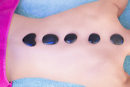 热石按摩疗法在美容中心照片