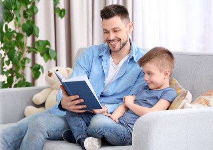 爸爸和儿子读有趣的书图片