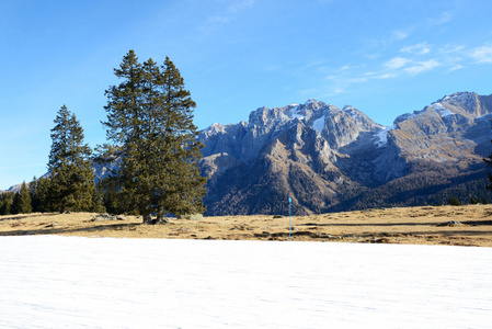 滑雪坡与意大利多洛米蒂山区，多纳迪，观