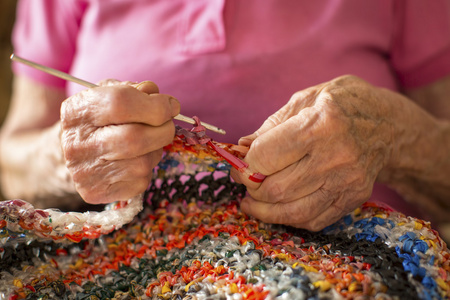 老妇人编织钩针。