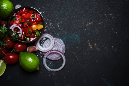 特克斯墨西哥概念, 莎莎酱, 西红柿, 红洋葱和石灰, 食物背景, 顶部视图