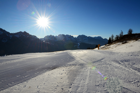 与视图的多洛米蒂山区和太阳，比萨，意大利滑雪坡