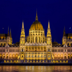 在布达佩斯国会大厦的夜景