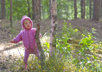 小女孩独自走在森林里