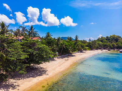 美丽的海景海滩和大海, 在苏梅岛的蓝天上的许多树和白云, 度假和旅游