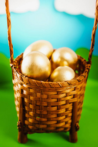复活节彩蛋在篮子里春天背景