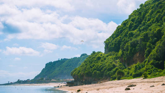 滑翔伞飞行 Pandawa 海滩，巴厘岛，印度尼西亚之上