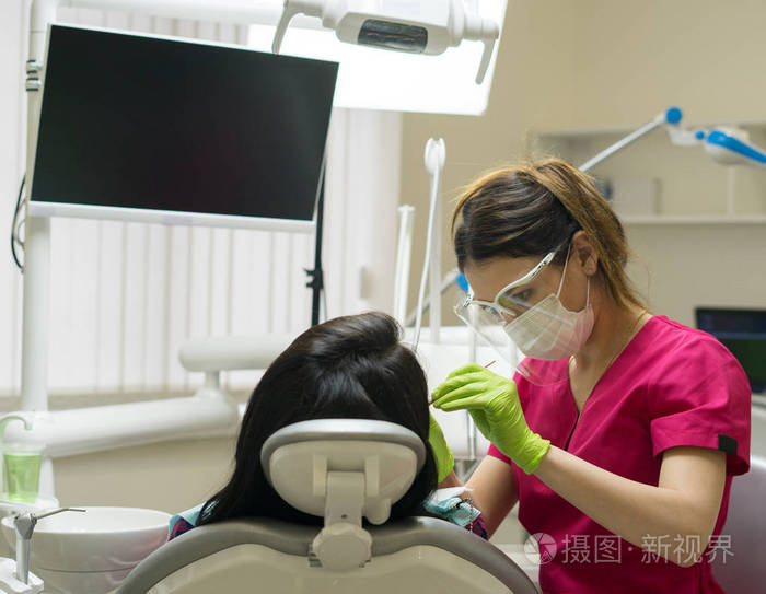 女牙医清洁牙齿的病人