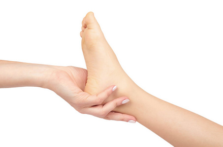 可爱的儿童腿与母亲的手, 快速成长的脚, 孤立的白色背景小孩子玩耍.