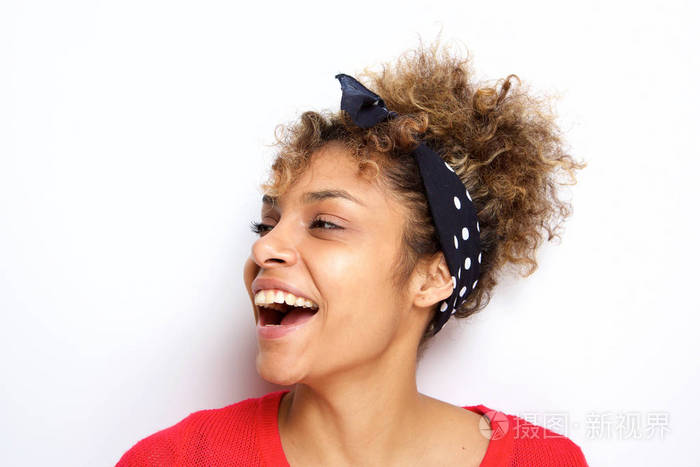 关闭侧面肖像的年轻非洲裔美国妇女笑