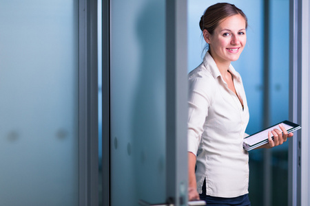 办公室秘书漂亮女性的经理办公室的秘书律师,可在一个现代的办公室