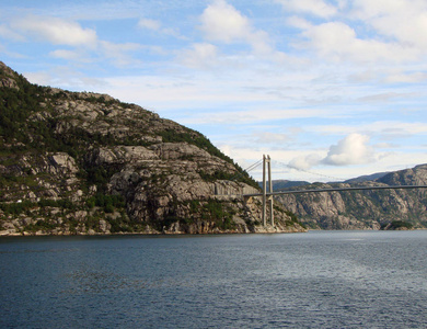 桥通过 Sognefjord 挪威