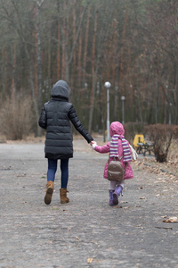 妈妈和女儿在公园散步的手中图片