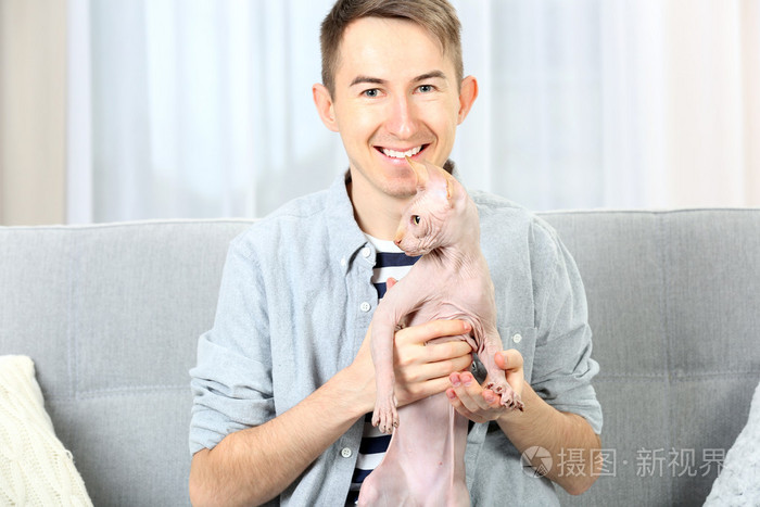 年轻英俊的男子抱着一只猫
