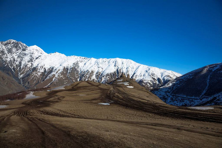 山风景。美丽的景色风景如画的峡谷, 与高山的全景。北高加索的性质, 在山上休息