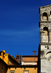古中世纪的塔楼和教堂在卢克的历史中心