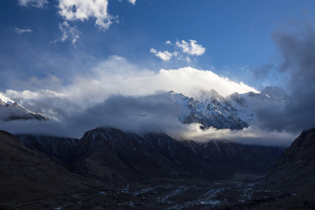 山风景。顶部白云, 美丽的景色风景如画的峡谷, 一个全景与高山。北高加索的性质, 在山上休息