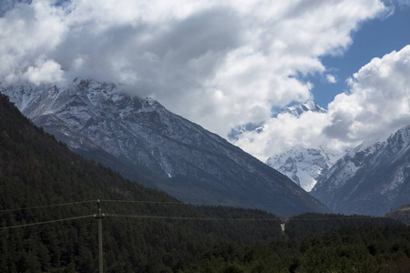 山风景。顶部白云, 美丽的景色风景如画的峡谷, 一个全景与高山。北高加索的性质, 在山上休息