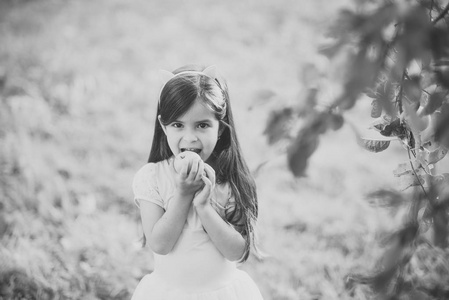小女孩吃苹果在自然背景, 维生素