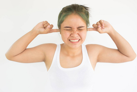 头痛的女人或应力女人与听力问题概念