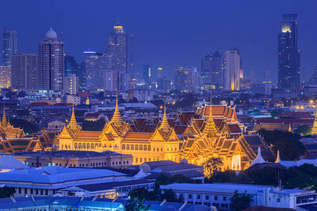 在黄昏时分，泰国曼谷大皇宫
