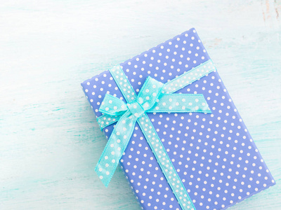 蓝色礼品盒丝带柔和的背景。父亲节