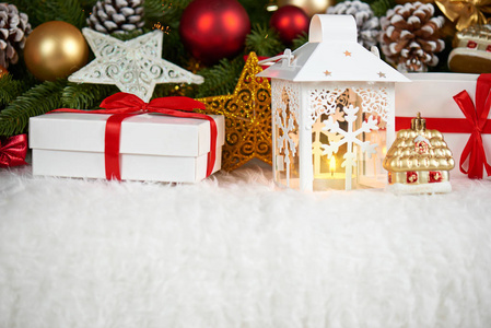 圣诞装饰上白色的皮毛与杉木树分支特写 礼品 圣诞球 锥和黑暗的背景灯，冬天假日概念与其他对象