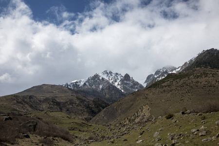 山风景。顶部白云, 美丽的景色风景如画的峡谷, 一个全景与高山。北高加索的性质, 在山上休息