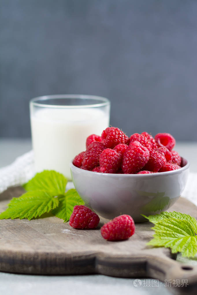 新鲜的牛奶和成熟有机红树莓