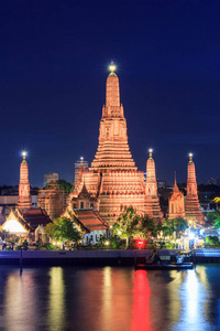 扫管笏阿伦在黄昏时分，曼谷，泰国佛教宗教活动场所