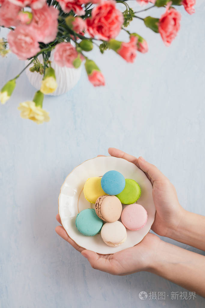 带彩色杏仁的女性手捧碗