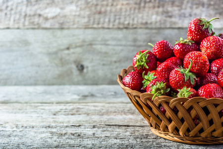 新鲜的草莓在篮子里，成熟的果实，在市场上，木桌前，复制空间