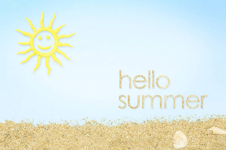 夏天概念以黏土太阳和沙子和在蓝色纸表面