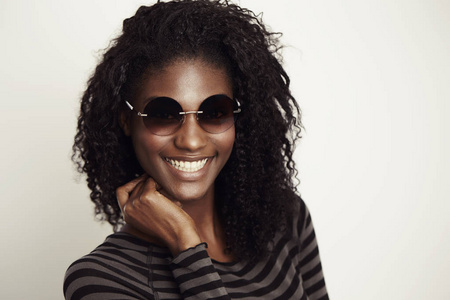 露出的牙齿快乐儿童女孩咧着嘴笑笑脸图释得张大了嘴巴,微笑的眼睛咧