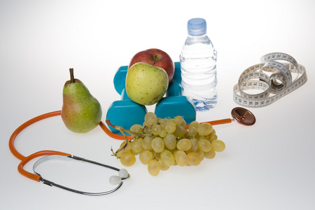 医用听诊器 水果和哑铃在健身中使用