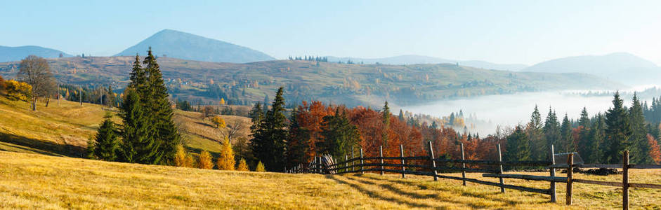 晨雾在 Yablunytsia 的山坡上 IvanoFrankivsk 州, 乌克兰。秋季农村高分辨率全景景观