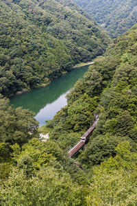 只见铁路线，只见河在夏季在福岛县