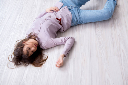 表单提交提交自杀后在地板上死去的女人照片