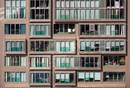 现代公寓的窗户