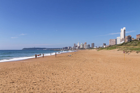 沿海景观海滩海洋蓝的天空和城市天际线