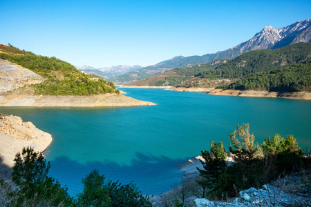 在自然公园，夏天风景卡山湖