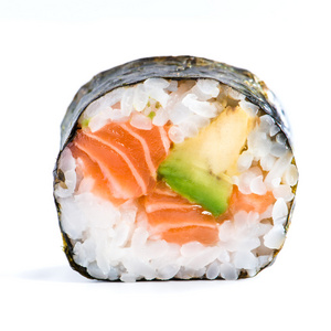 传统日本海鲜寿司在一张白纸的特写镜头