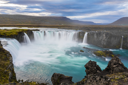 在冰岛的惊人 Godafoss 瀑布。