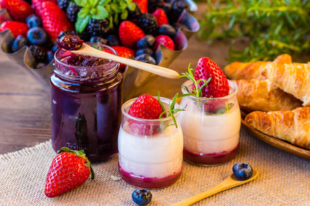 健康与混合浆果酸奶
