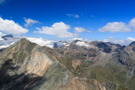 全景视图与湖 Eissee，山 Weissspitze 和 Grossvenediger 在奥地利陶恩山阿尔卑斯山冰川