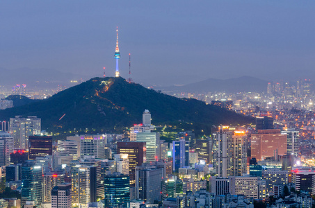 到了晚上，韩国城市天际线的首尔