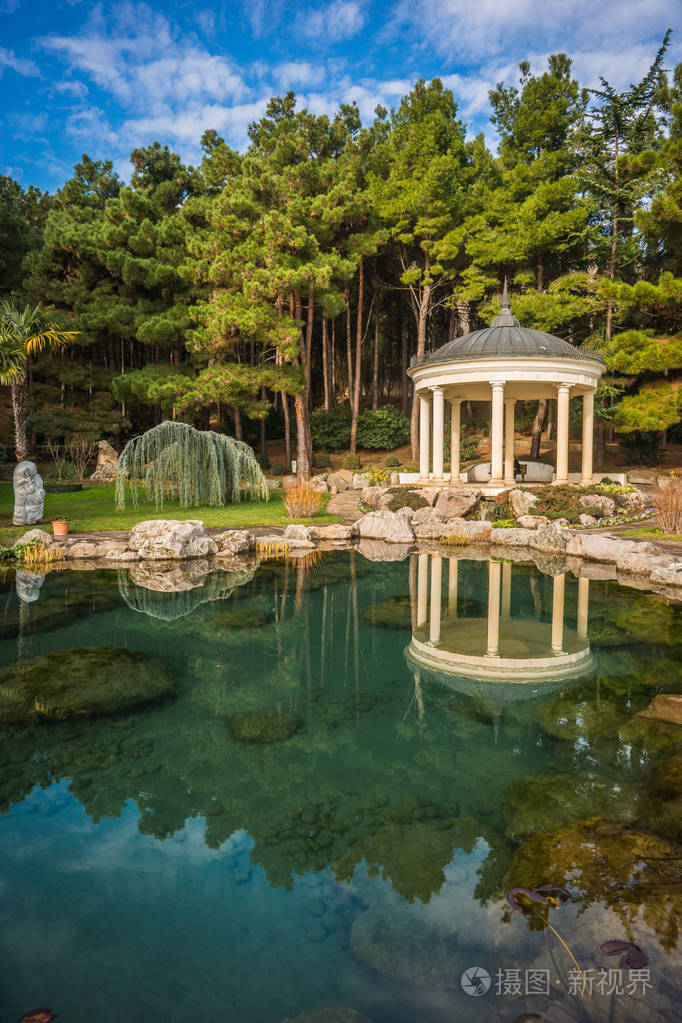 俄罗斯克里米亚的湖泊凉亭和水中倒影的美丽风景