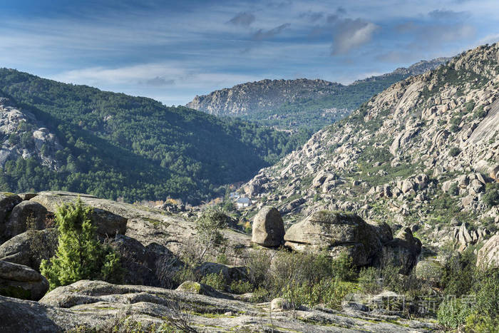 西班牙马德里省拉山脉国家公园 la pedriza 的花岗岩岩层